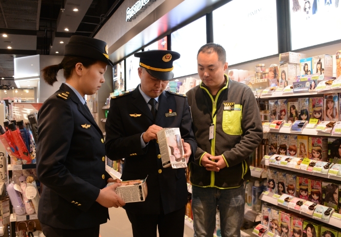 圖為執(zhí)法人員在一家化妝品店檢查染發(fā)類特殊化妝品。