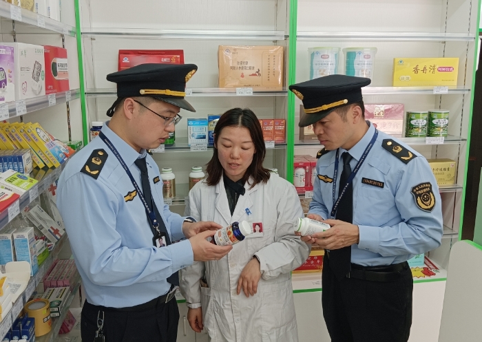 圖為該局執(zhí)法人員正在一家藥店內開展檢查。