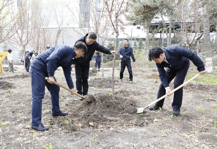 圖為植樹現(xiàn)場。（葉陽歡攝）