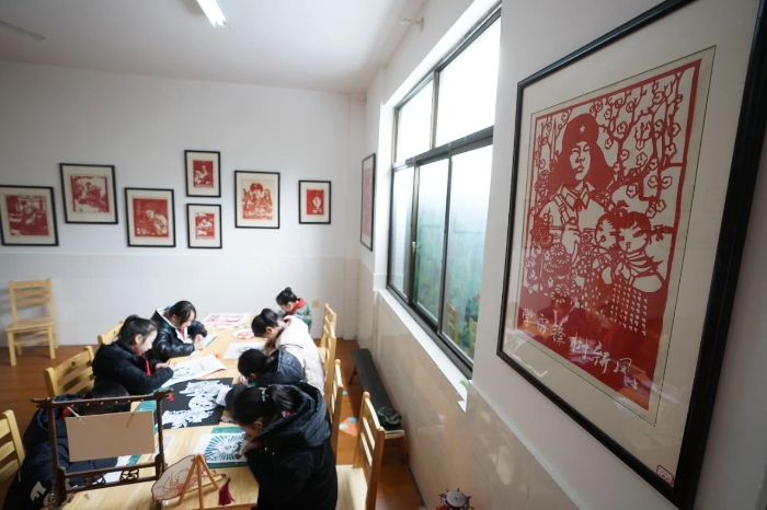 2023年2月24日，江蘇南通金沙小學(xué)的學(xué)生在創(chuàng)作雷鋒主題的剪紙作品。新華社記者 季春鵬 攝