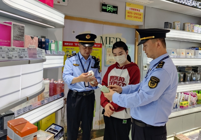 圖為該分局執(zhí)法人員對(duì)一家進(jìn)口化妝品經(jīng)營主體開展現(xiàn)場檢查。