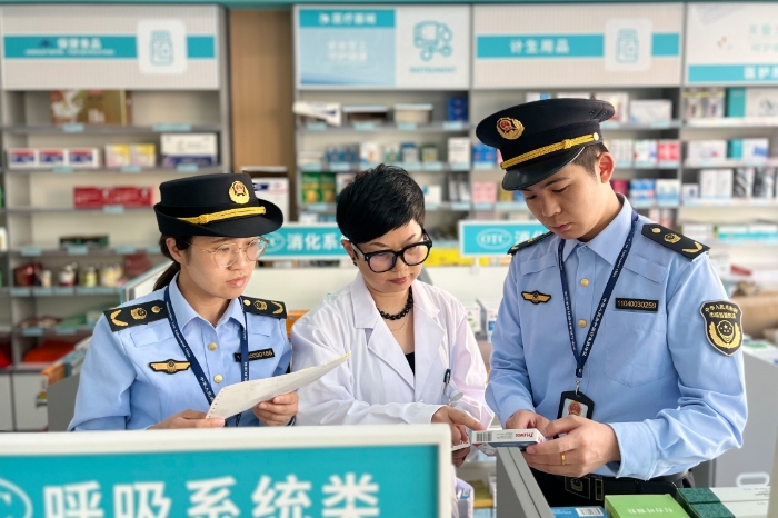 圖為該局執(zhí)法人員正在一家藥店對其經(jīng)銷的藥品進(jìn)行仔細(xì)核查相關(guān)信息。