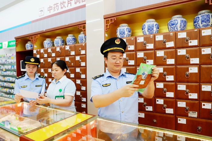 圖為5月29日，該局執(zhí)法人員對(duì)一家零售藥店的中藥飲片進(jìn)行質(zhì)量抽檢。