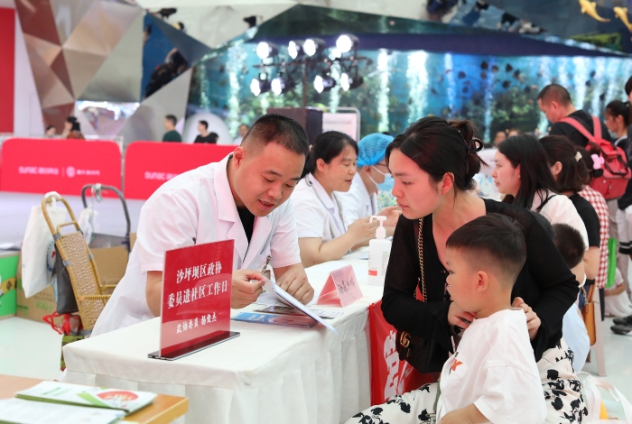 6月1日，重慶市沙坪壩區(qū)土主街道文廣社區(qū)，沙坪壩區(qū)政協(xié)委員楊俊杰（左一）群眾義診。