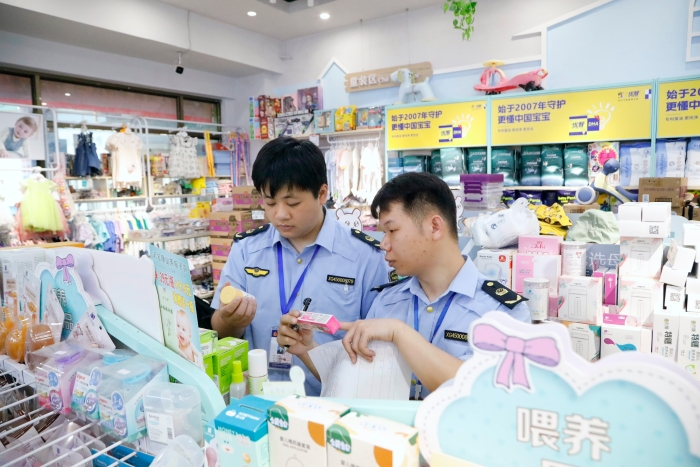 圖為該局執(zhí)法人員在一家母嬰用品店檢查兒童化妝品。（何正君 攝）