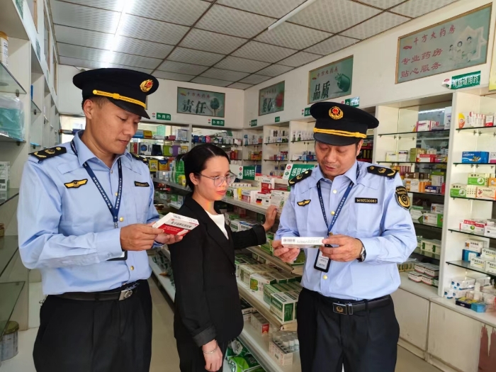 圖為6月5日，該局執(zhí)法人員在一家藥品零售企業(yè)檢查藥品質(zhì)量。（鄢國卿 攝）