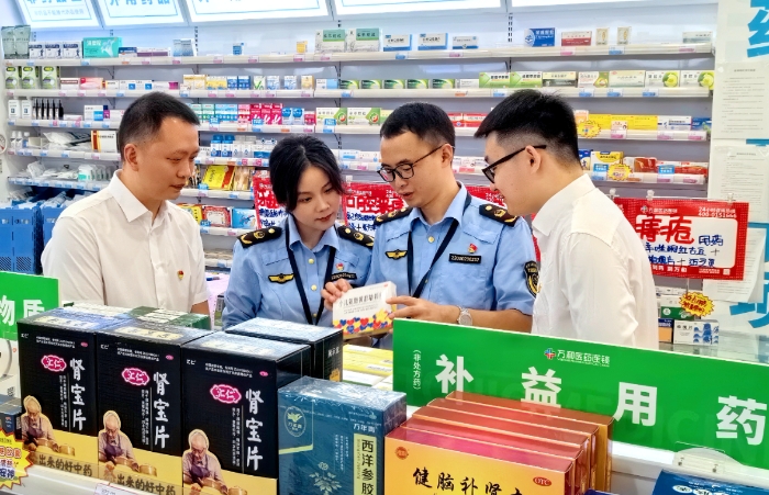 圖為涪陵區(qū)市場(chǎng)監(jiān)管局馬鞍街道執(zhí)法人員在一家藥店檢查藥品有效期。（文光輝 攝）