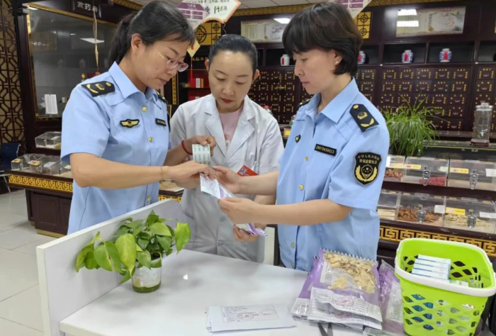 圖為該局執(zhí)法人員在一家藥店開展抽檢。