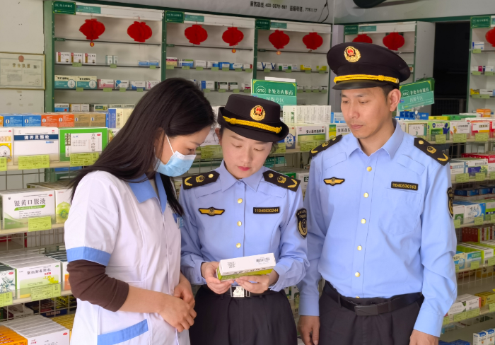 圖為該所執(zhí)法人員在一家藥店檢查藥品安全。