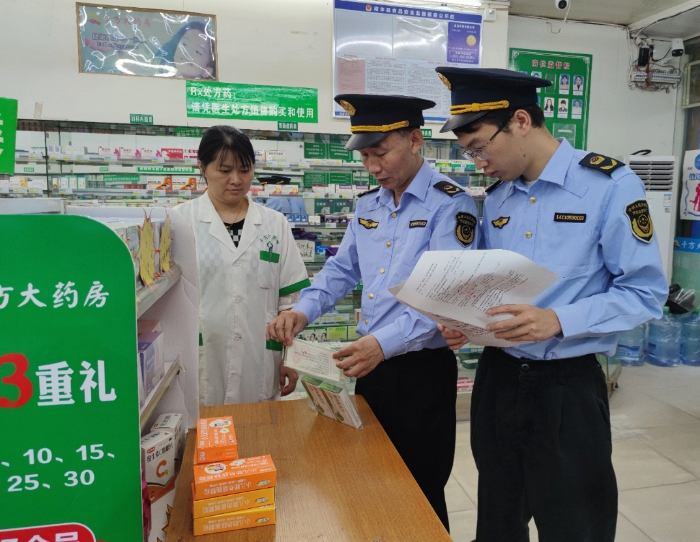 圖為6月13日，該局工作人員在一家藥品零售企業(yè)抽檢藥品。