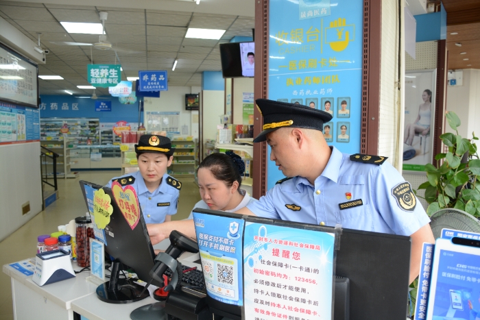 圖為執(zhí)法人員在一家零售藥店檢查藥品網(wǎng)絡(luò)銷售情況。