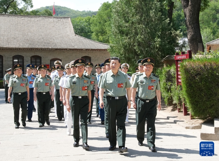 6月17日至19日，中央軍委政治工作會議在陜西延安召開。中共中央總書記、國家主席、中央軍委主席習近平出席會議并發(fā)表重要講話。這是17日下午，習近平帶領(lǐng)軍委一班人和各部門各單位主要負責同志瞻仰王家坪革命舊址。新華社記者 李剛 攝