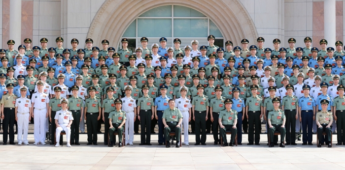 6月17日至19日，中央軍委政治工作會議在陜西延安召開。中共中央總書記、國家主席、中央軍委主席習近平出席會議并發(fā)表重要講話。這是17日下午，習近平親切接見會議全體代表。新華社記者 李剛 攝
