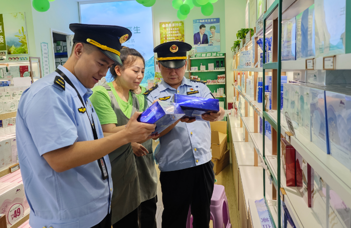 圖為6月21日，該局執(zhí)法人員在一家專(zhuān)賣(mài)店檢查化妝品。