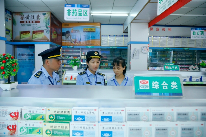 圖為6月25日，南陽(yáng)鎮(zhèn)市場(chǎng)監(jiān)管所執(zhí)法人員在一家藥店進(jìn)行檢查。（何正君 攝）