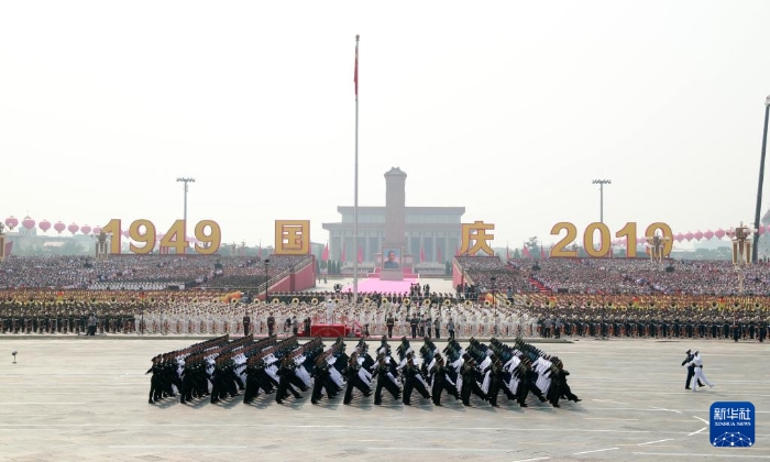1 2019年10月1日上午，慶祝中華人民共和國成立70周年大會在北京天安門廣場隆重舉行。這是領(lǐng)導指揮方隊接受檢閱。新華社記者 龐興雷 攝