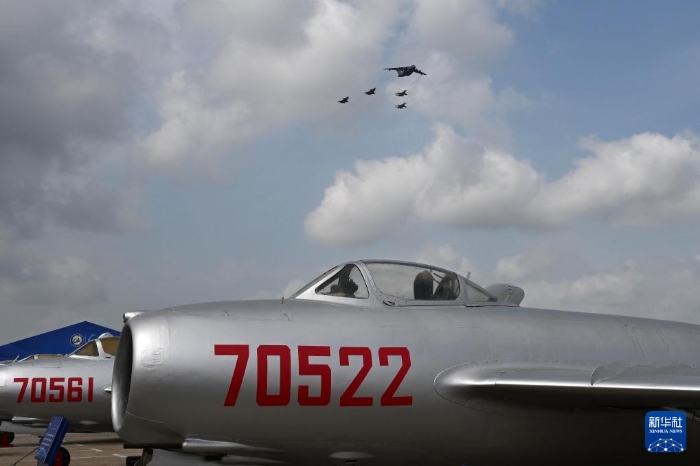 在空軍航空開放活動·長春航空展上，運油-20和殲-20、殲-16加油編隊從米格-15飛機上空飛過（2023年7月29日攝）。新華社發(fā)（余紅春 攝）