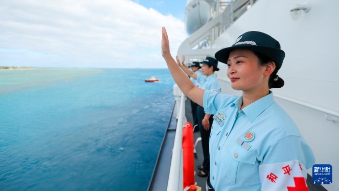 中國海軍“和平方舟”號醫(yī)院船結(jié)束訪問湯加時，任務官兵中的文職人員向歡送人群揮手告別（2023年8月4日攝）。新華社發(fā)（徐巍 攝）