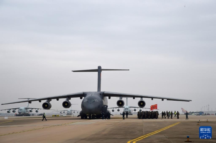 空軍出動3型11架運輸機多地同步向武漢空運醫(yī)療隊員（2020年2月13日攝）。新華社記者 黎云 攝