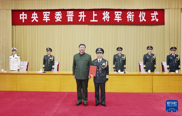 7月9日，中央軍委晉升上將軍銜儀式在北京八一大樓舉行。中央軍委主席習近平向晉升上將軍銜的中央軍委政治工作部常務副主任何宏軍頒發(fā)命令狀。新華社記者 李剛 攝