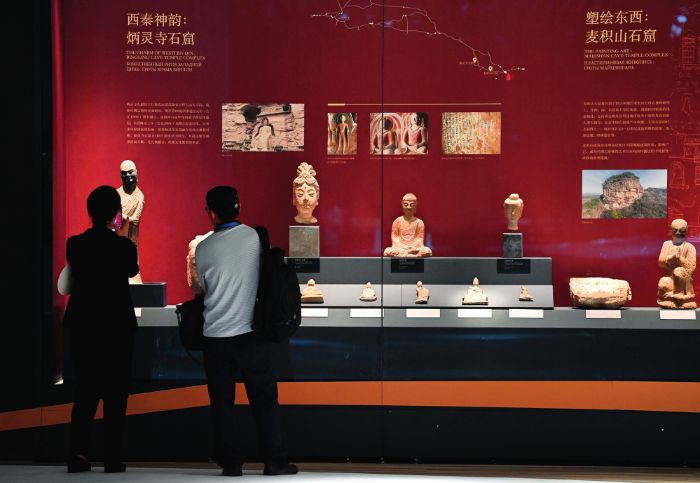 在陜西歷史博物館秦漢館，觀眾參觀“從長安出發(fā)：絲路申遺成功十周年主題展”（2024年5月18日攝）姜克紅攝 / 本刊
