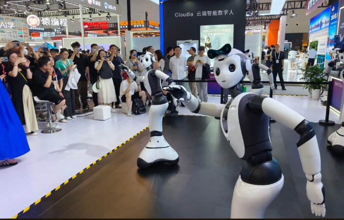 2024年7月5日，在上海舉行的2024世界人工智能大會上，一家人工智能公司推出的“具身智能本體”跳舞機器人，吸引觀眾前來參觀。新華社記者 黃曉勇 攝