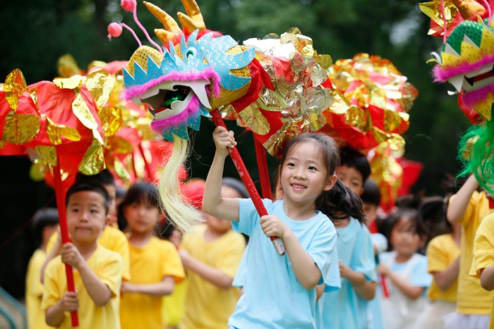 2024年5月30日，浙江省溫嶺市中心幼兒園的小朋友在舞龍。新華社發(fā)（周學(xué)軍 攝）