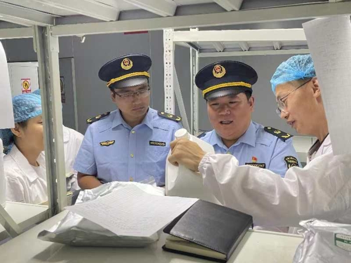 圖為第五分局執(zhí)法人員在生產(chǎn)企業(yè)檢查染發(fā)類化妝品。