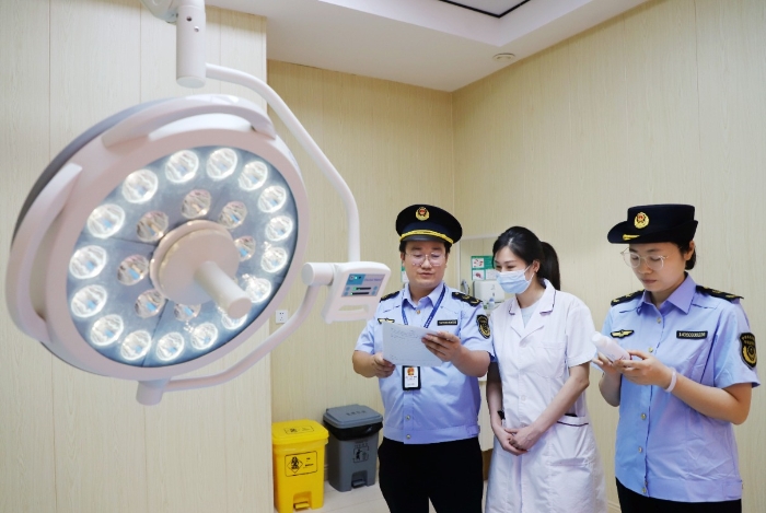 圖為8月7日，該局監(jiān)管人員在一家醫(yī)療美容機(jī)構(gòu)檢查醫(yī)療器械。