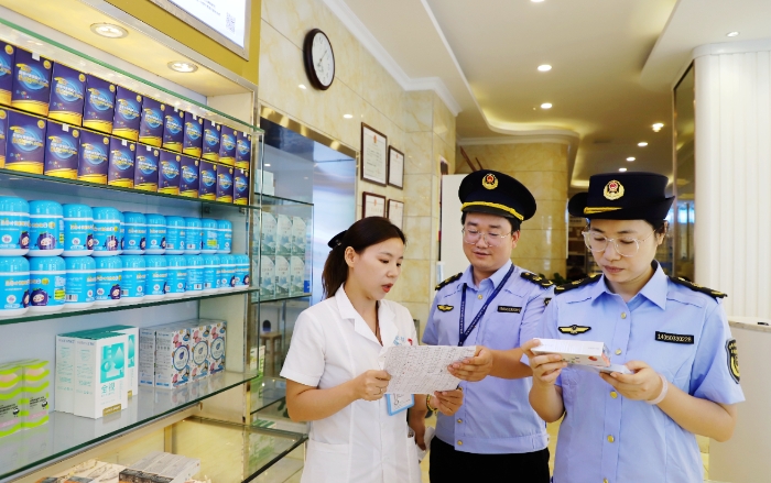 圖為8月7日，該局監(jiān)管人員在一家眼鏡店檢查隱形眼鏡。