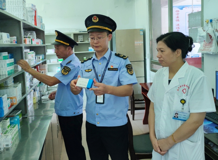 圖為該局執(zhí)法人員在一家鄉(xiāng)鎮(zhèn)衛(wèi)生院檢查藥品有效期。（鄢國(guó)卿 攝）