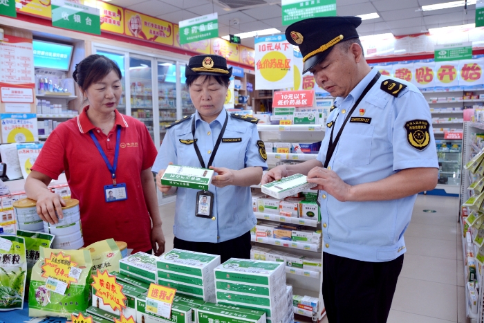 圖為8月12日，該局執(zhí)法人員在一家藥店檢查藥品質(zhì)量。