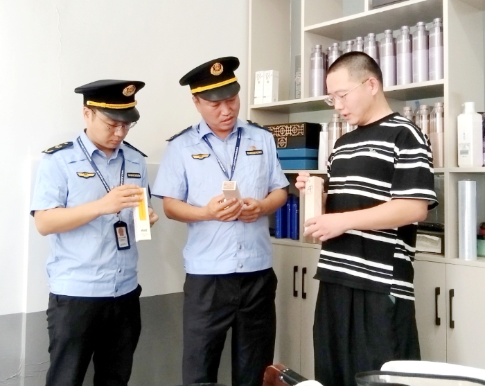 圖為該局執(zhí)法人員檢查轄區(qū)某理發(fā)店使用的染發(fā)類化妝品。