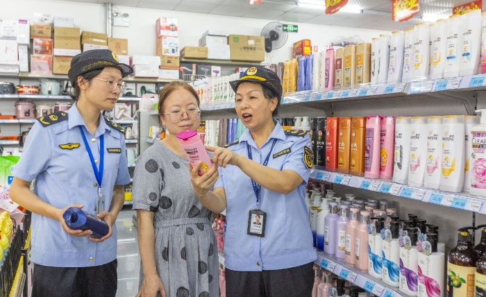 圖為該局執(zhí)法人員在轄區(qū)一家超市化妝品專柜抽查洗發(fā)水情況。（黃勝林 攝）