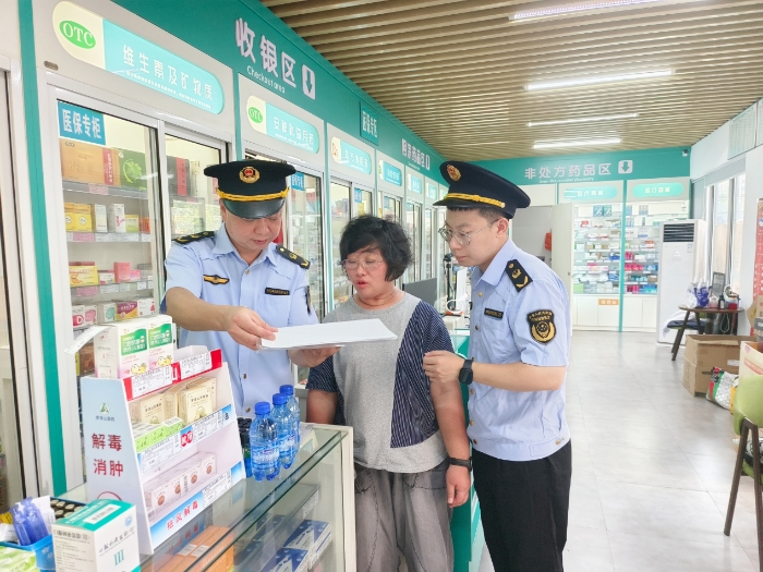 圖為該局執(zhí)法人員在一家藥店現(xiàn)場檢查其經(jīng)銷臺賬記錄的相關(guān)信息等。