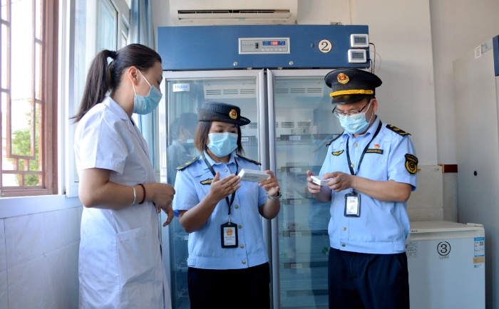 圖為8月28日，該局執(zhí)法人員在一家鄉(xiāng)鎮(zhèn)衛(wèi)生院檢查疫苗儲存情況。（文光輝　攝）