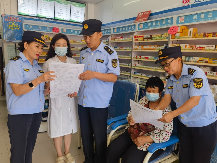 圖為該局執(zhí)法人員在一家藥店開展普法宣傳活動。