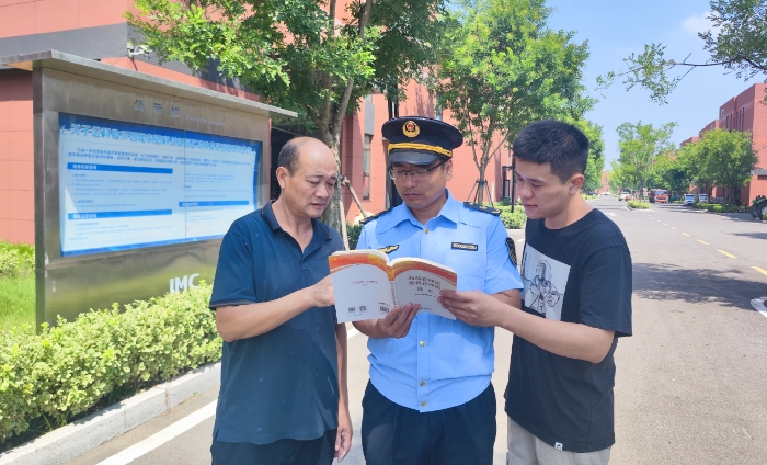 圖為第五分局向企業(yè)和社會公眾普及藥械化相關(guān)法律法規(guī)。（楊永波 攝）