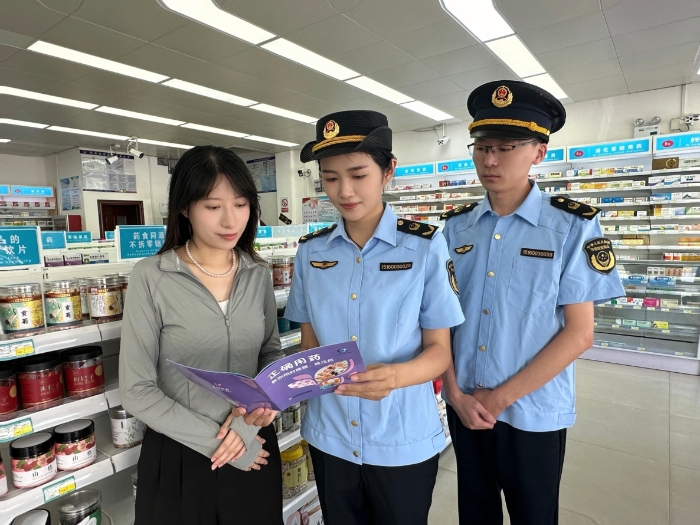 圖為8月28日，該局工作人員向購買藥品的群眾進(jìn)行藥品相關(guān)法律宣貫。