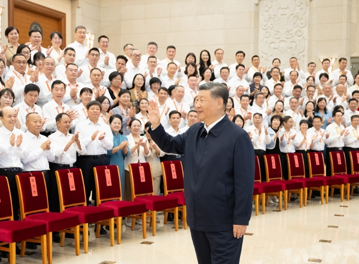 9月9日，黨和國(guó)家領(lǐng)導(dǎo)人習(xí)近平、李強(qiáng)、蔡奇、丁薛祥等在北京接見參加慶祝第四十個(gè)教師節(jié)暨全國(guó)教育系統(tǒng)先進(jìn)集體和先進(jìn)個(gè)人表彰活動(dòng)代表。新華社記者 李濤 攝