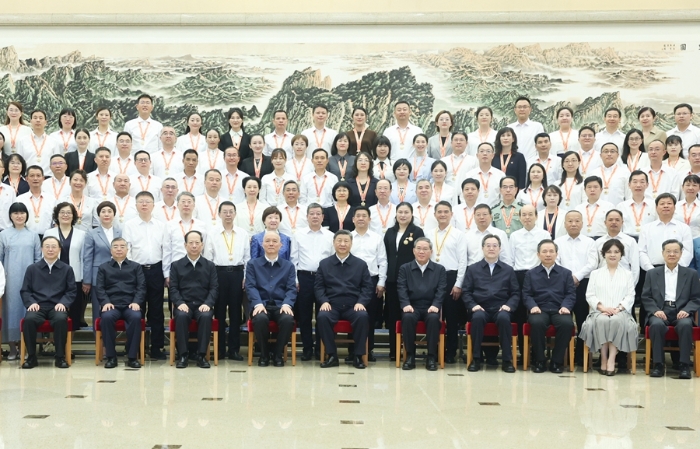 9月9日，黨和國(guó)家領(lǐng)導(dǎo)人習(xí)近平、李強(qiáng)、蔡奇、丁薛祥等在北京接見參加慶祝第四十個(gè)教師節(jié)暨全國(guó)教育系統(tǒng)先進(jìn)集體和先進(jìn)個(gè)人表彰活動(dòng)代表。新華社記者 鞠鵬 攝