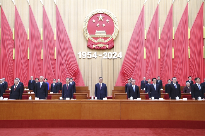 9月14日上午，中共中央、全國(guó)人大常委會(huì)在北京人民大會(huì)堂隆重舉行慶祝全國(guó)人民代表大會(huì)成立70周年大會(huì)。習(xí)近平、李強(qiáng)、趙樂(lè)際、王滬寧、蔡奇、丁薛祥、李希、韓正等出席大會(huì)。新華社記者 鞠鵬 攝