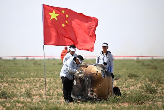 6月25日14時7分，嫦娥六號返回器攜帶來自月背的月球樣品安全著陸在內(nèi)蒙古四子王旗預定區(qū)域，探月工程嫦娥六號任務取得圓滿成功。新華社記者 貝赫 攝