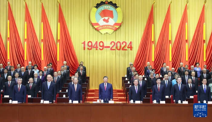 9月20日上午，中共中央、全國政協(xié)在全國政協(xié)禮堂隆重舉行慶祝中國人民政治協(xié)商會(huì)議成立75周年大會(huì)。習(xí)近平、李強(qiáng)、趙樂際、王滬寧、蔡奇、丁薛祥、李希、韓正等出席大會(huì)。新華社記者 鞠鵬 攝