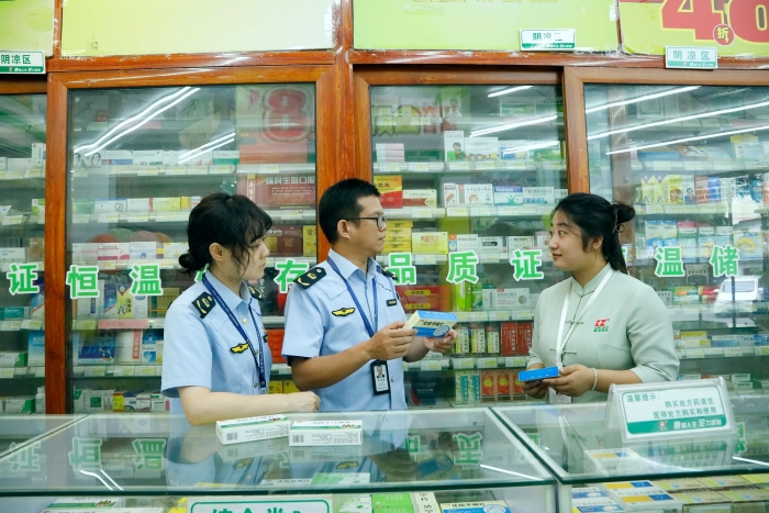 圖為南寧市青秀區(qū)市場監(jiān)管局執(zhí)法人員對一家藥店在售藥品進(jìn)行檢查。（何正君 攝）