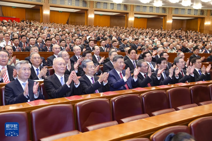 9月29日晚，慶祝中華人民共和國成立75周年音樂會在京舉行。習(xí)近平、李強(qiáng)、趙樂際、王滬寧、蔡奇、丁薛祥、李希、韓正等黨和國家領(lǐng)導(dǎo)人，同3000多名觀眾一起觀看演出。新華社記者 鞠鵬 攝