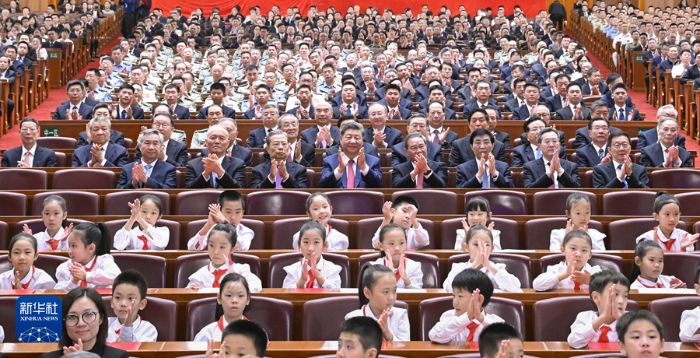 9月29日晚，慶祝中華人民共和國成立75周年音樂會在京舉行。習(xí)近平、李強(qiáng)、趙樂際、王滬寧、蔡奇、丁薛祥、李希、韓正等黨和國家領(lǐng)導(dǎo)人，同3000多名觀眾一起觀看演出。新華社記者 申宏 攝