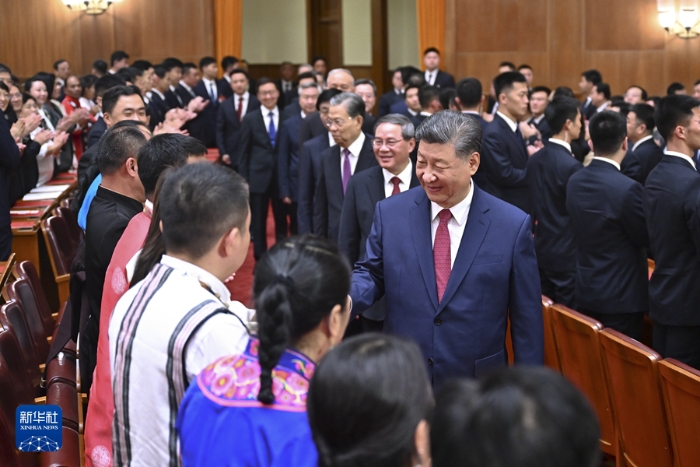 9月29日晚，慶祝中華人民共和國成立75周年音樂會在京舉行。習(xí)近平、李強(qiáng)、趙樂際、王滬寧、蔡奇、丁薛祥、李希、韓正等黨和國家領(lǐng)導(dǎo)人，同3000多名觀眾一起觀看演出。新華社記者 燕雁 攝