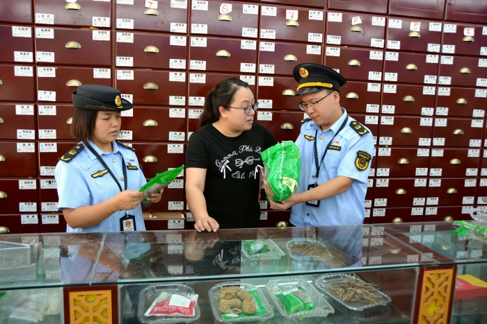 圖為10月9日，該局青羊鎮(zhèn)市場監(jiān)管所執(zhí)法人員在一家藥店檢查中藥飲片是否變質(zhì)。（文光輝 攝）