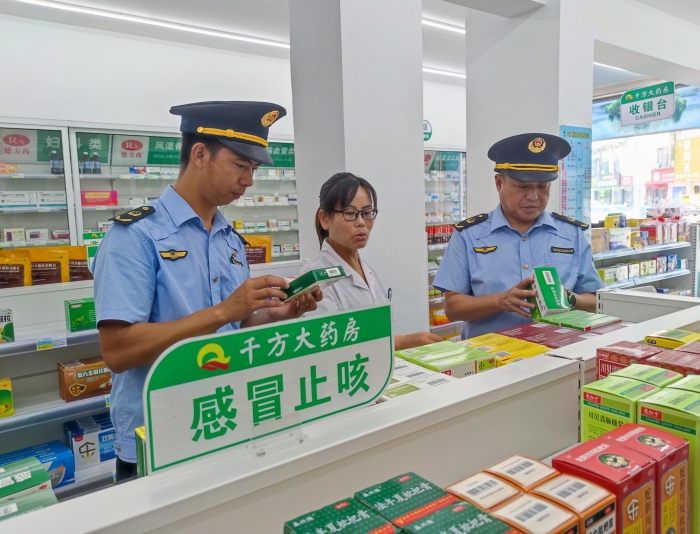 圖為該局執(zhí)法人員在一家藥店檢查感冒藥質(zhì)量。（鄢國(guó)卿 攝）